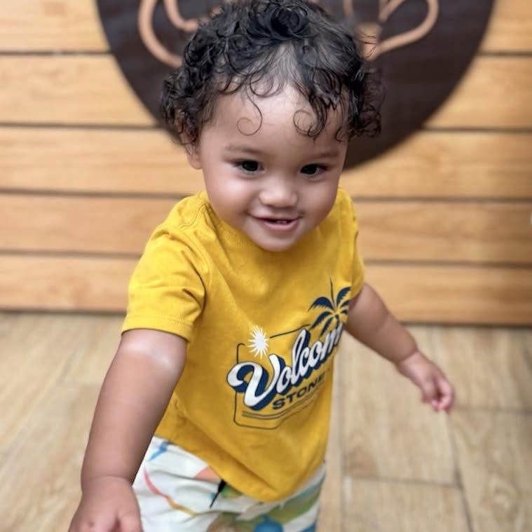 Petit garçon souriant en t-shirt Volcom jaune